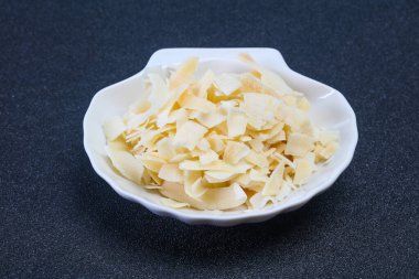 Hindistan cevizi kuru cipsi kasede atıştırmalık.