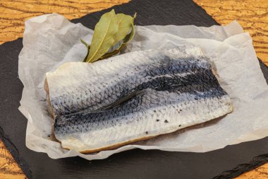 Güvertede deri ve baharatlı ringa filetosu.