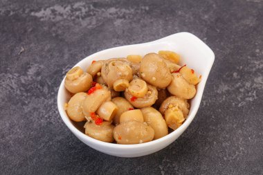 Kavanozda baharatlı turşu şampiyonları