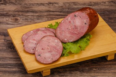 Baharatlı ve otlu füme jambon.