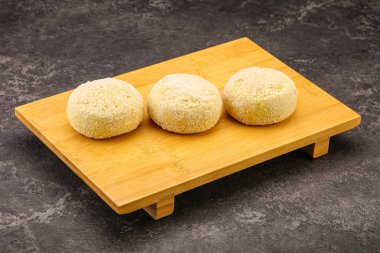 Çiğ patates ezmesi - doldurulmuş patates pirzolası - pişirmek için.