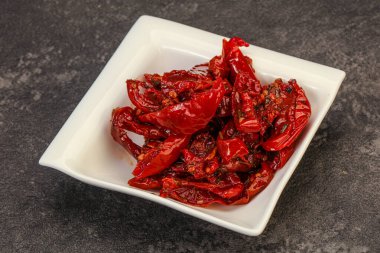 Zeytinyağı ve bitkilerle kurutulmuş domates.