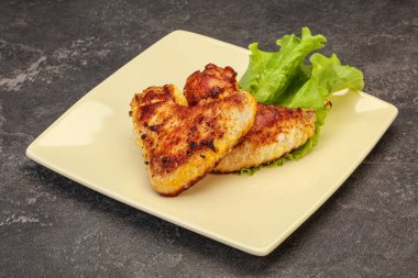 Baharatlı ve otlu kızarmış tavuk kanadı.