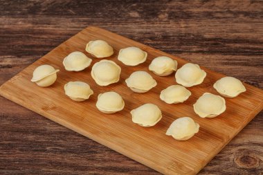 Pişirmek için çiğ etli börek.