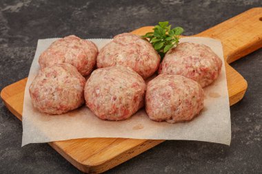 Yemek pişirmek için çiğ hindi köftesi.