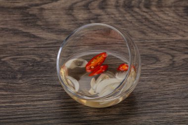 Acı biber ve sarımsaklı Vietnam sirkesi sosu.