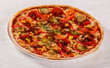 Kıyma ve domatesli pizza.