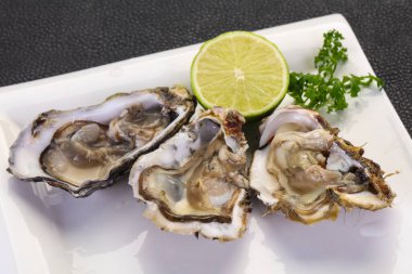 Limonlu ve maydanozlu taze istiridye.