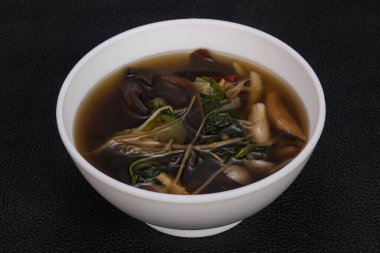 Tayland usulü et, sebze ve mantarlı çorba.