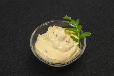 Zeytinyağı ve otlu humus atıştırmalığı.