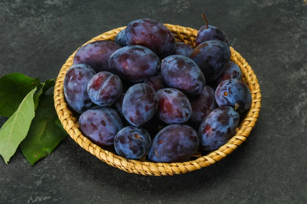 Montón Ciruela Madura Cesta Con Hojas — Foto de Stock