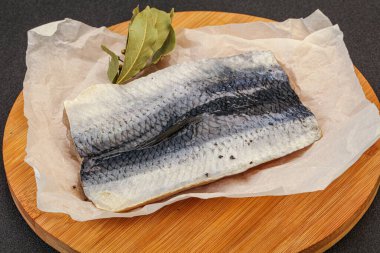 Güvertede deri ve baharatlı ringa filetosu.