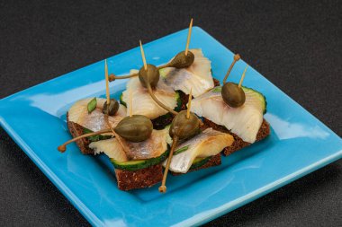 Ringa fileto kanepe aperatifi, yabanmersini ve salatalık.