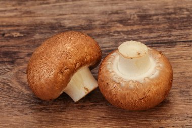 Arka planda Lezzetli Çiğ Kahverengi Şampiyonlar