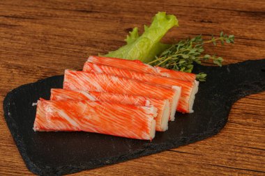 Yengeç çubukları güvertede salata yaprağı servis etti