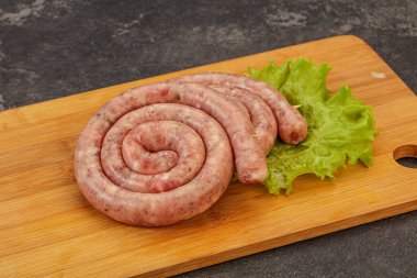 Izgara için çiğ domuz sosisi halkası.
