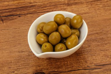 Kavanozda yeşil zeytin turşusu