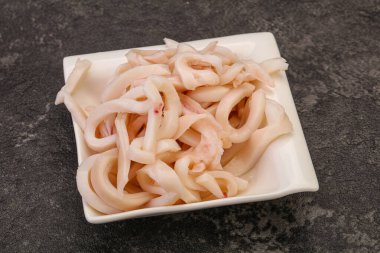 Lezzetli marine edilmiş mürekkep balığı kasede atıştırmalık parçalar.