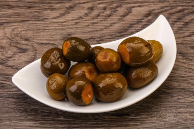 Kasede marine edilmiş feijoa meyvesi.