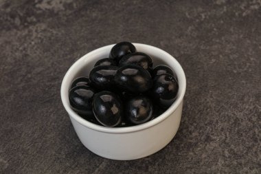 Kasede marine edilmiş siyah zeytin.