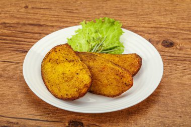 Fırında patates ve biberiye servis edilen baharatlar.