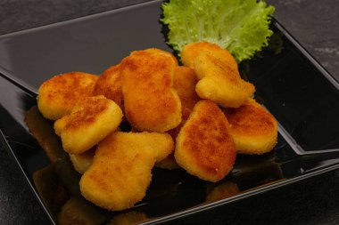 Kızarmış tavuk nugget. Salata yaprakları.