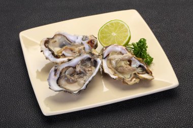 Limonlu ve maydanozlu taze istiridye.