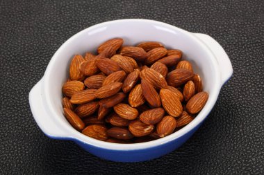 Kavanozda badem ezmesi