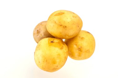 Genç, mevsimlik patates yığını pişirmeye hazır.