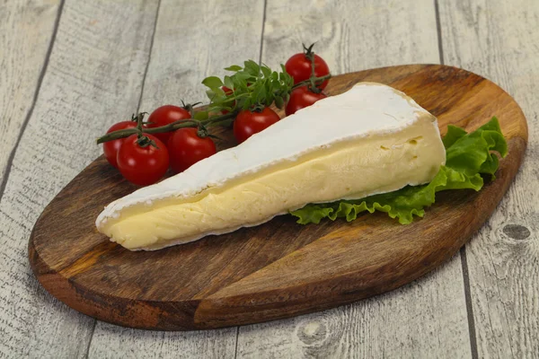 Triângulo Queijo Brie Servido Folhas Salada — Fotografia de Stock