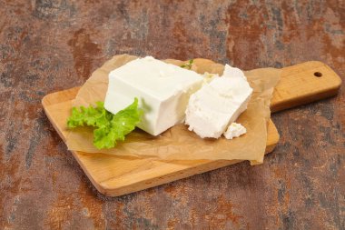 Yunan geleneksel Feta yumuşak peyniri tabakta