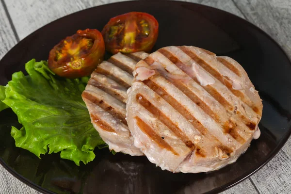 Thunfischsteak Vom Grill Mit Kumato Und Salat — Stockfoto