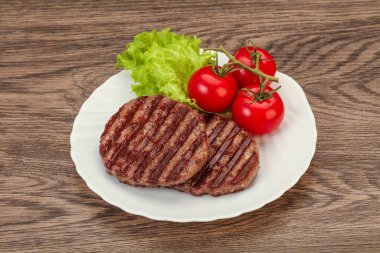 Domates soslu ızgara burger pirzolası