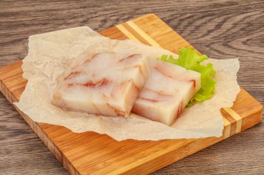 Pişirmek için çiğ balık filetosu.