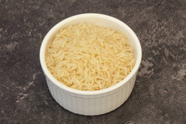 Tabakta çiğ Hint basmati pilavı