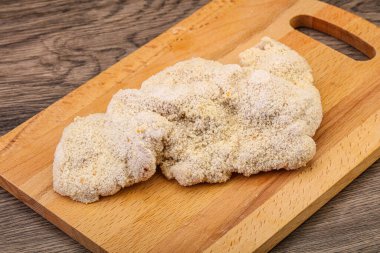 Kızartma için çiğ domuz eti şnitzel.