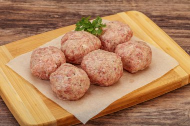 Yemek pişirmek için çiğ hindi köftesi.
