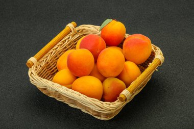 Taze, tatlı, birkaç kayısı meyvesi.