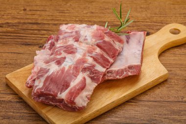 Çiğ domuz kaburgası pişirmek için biberiye servis edilir.