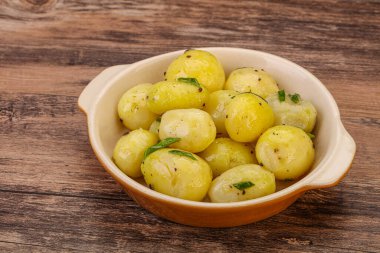 Kasede taze haşlanmış patates soğan servis edildi.