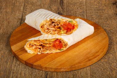 Et, sebze ve soslu ızgara Shawarma.