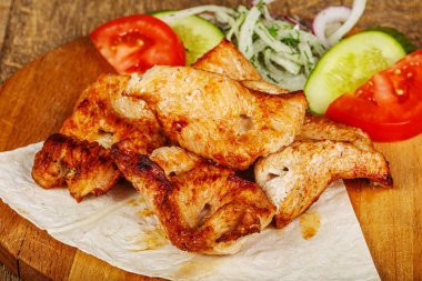 Sebzeli ızgara tavuk göğsü.