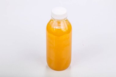 Şişede portakal suyu var.