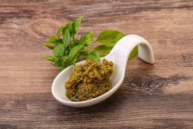 Fesleğen ve sedir fıstıklı yeşil sos sosu.