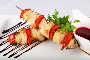 Sebzeli tavuk şişi.