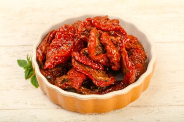 Fesleğen yapraklı kuru domates.