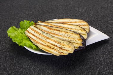 Kavanozda kızarmış patlıcan.