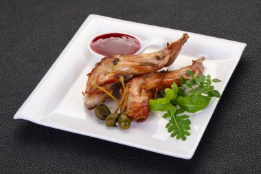 Dut soslu kızarmış tavşan bacağı.