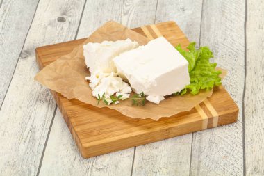 Yunan geleneksel Feta yumuşak peyniri tabakta
