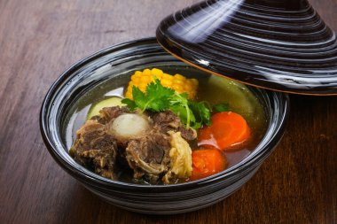 Et, sebze ve mısır çorbası.